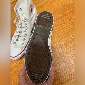 Converse chuck taylors men’s size 8. Never worn